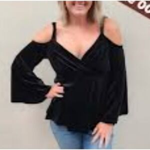 Torrid‎ Black Velvet Cold Shoulder Bell Sleeve Wrap Top Plus Size 3 3X Goth